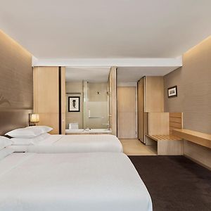Kamer met een Queen Size Bed op de Hoek