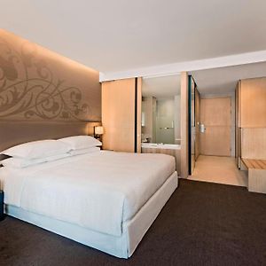 Kamer met een King Size Bed op de Hoek